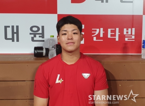 SSG의 시라카와 케이쇼가 2일 고척 키움전에서 인터뷰에 응하고 있다. /사진=김동윤 기자