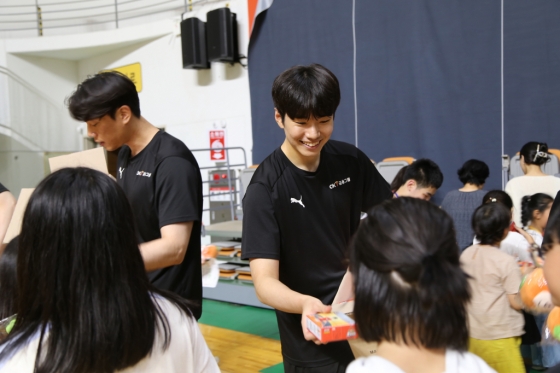 OK금융그룹 배구단 선수들이 19일 돌봄아동 대상 배구교실에서 아이들과 인사하고 있다. /사진=OK금융그룹 배구단 제공