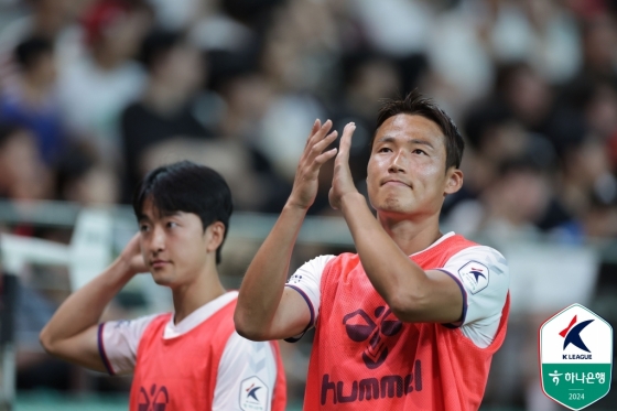 경기 후 관중들에게 박수치는 손준호. /사진=한국프로축구연맹 제공