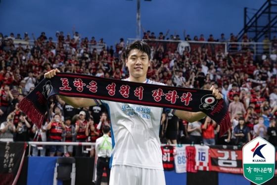 승리 후 포항 팬들과 기념사진을 찍은 이호재. /사진=한국프로축구연맹 제공