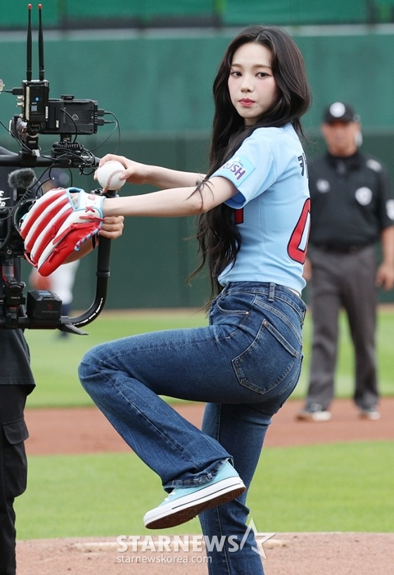 지난 6월 9일 카리나가 사직구장에서 시구를 하고 있다.  /사진=김진경 대기자