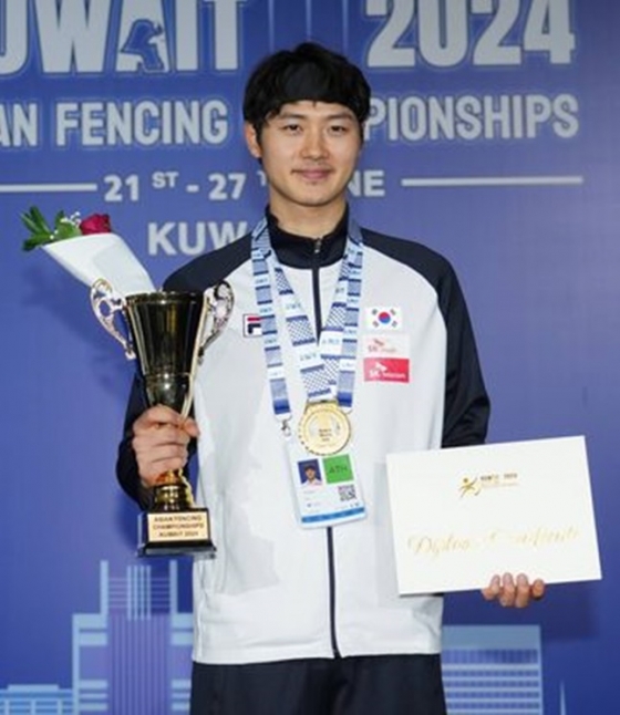 펜싱 사브르 오상욱이 2024 쿠웨이드 아시아펜싱선수권 남자 개인전에서 금메달을 차지한 후 포즈를 취하고 있다. /사진=대한펜싱협회 제공 