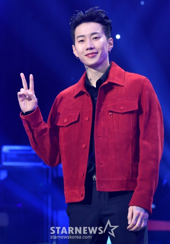 가수 박재범이 17일 오후 서울 여의도 KBS에서 진행된 KBS 2TV 예능 &#039;더 시즌즈 - 박재범의 드라이브&#039; 제작발표회에 참석해 포즈를 취하고 있다.  한 주의 시작과 끝이 공존하는 일요일 밤 모든 고민과 걱정들을 없애줄 음악과 이야기를 담은 토크쇼 &#039;더 시즌즈 - 박재범의 드라이브&#039;는 내달 5일 첫 방송된다. /사진제공=KBS 2023.01.17