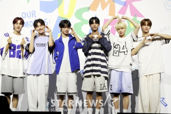 그룹 투어스(TWS) 영재, 지훈, 한진, 도훈, 경민, 신유가 24일 오후 서울 용산구 블루스퀘어 마스터카드홀에서 미니 2집 &#039;SUMMER BEAT!&#039;를 발매기념 쇼케이스를 열고 포즈를 취하고 있다. 2024.06.24 /사진=임성균