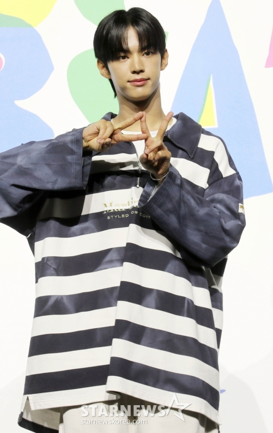 그룹 투어스(TWS) 도훈이 24일 오후 서울 용산구 블루스퀘어 마스터카드홀에서 미니 2집 &#039;SUMMER BEAT!&#039;를 발매기념 쇼케이스를 열고 포즈를 취하고 있다. 2024.06.24 /사진=임성균