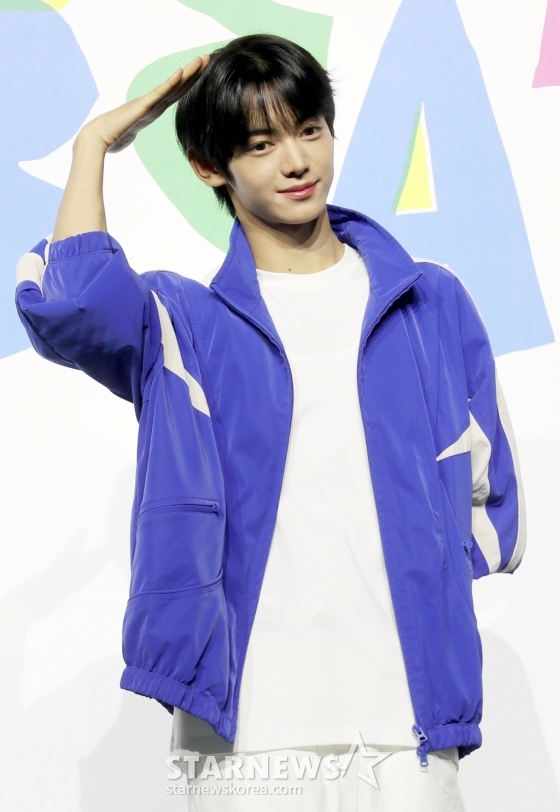 그룹 투어스(TWS) 한진이 24일 오후 서울 용산구 블루스퀘어 마스터카드홀에서 미니 2집 &#039;SUMMER BEAT!&#039;를 발매기념 쇼케이스를 열고 포즈를 취하고 있다. 2024.06.24 /사진=임성균