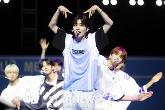 그룹 투어스(TWS) 영재, 지훈, 한진, 도훈, 경민, 신유가 24일 오후 서울 용산구 블루스퀘어 마스터카드홀에서 미니 2집 &#039;SUMMER BEAT!&#039;를 발매기념 쇼케이스를 열고 멋진 무대를 선보이고있다. 2024.06.24 /사진=임성균