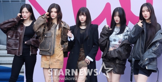 걸그룹 뉴진스가 1일 오후 서울 동대문구 DDP에서 진행된 &#039;2024 F/W 서울패션위크(SFW)&#039; 오프닝쇼에 참석해 포즈를 취하고 있다. 2024.02.01 /사진=김창현