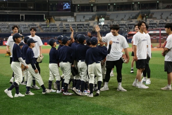 키움 히어로즈 선수들이 24일 서울 고척스카이돔에서 유소년 선수들을 상대로 야구클리닉을 진행하고 있다. /사진=선수협 제공  