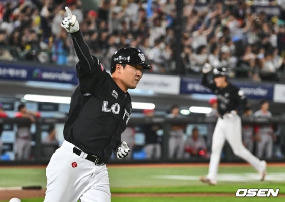 롯데 정훈이 25일 사직 KIA전에서 6회 말 3점 홈런을 터트리고 기뻐하고 있다. 
