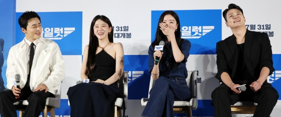 (서울=뉴스1) 김진환 기자 = 배우 조정석(왼쪽부터), 이주명, 한선화, 신승호가  26일 오전 서울 광진구 롯데시네마 건대입구에서 열린 영화 ‘파일럿’ 제작보고회에 참석해 환하게 웃고 있다.   영화 ‘파일럿’은 스타 파일럿에서 하루아침에 실직자가 된 한정우(조정석 분)가 파격 변신 이후 재취업에 성공하며 벌어지는 코미디물로 오는 7월 31일 개봉 예정이다. 2024.6.26/뉴스1  Copyright (C) 뉴스1. All rights reserved. 무단 전재 및 재배포,  AI학습 이용 금지. /사진=(서울=뉴스1) 김진환 기자