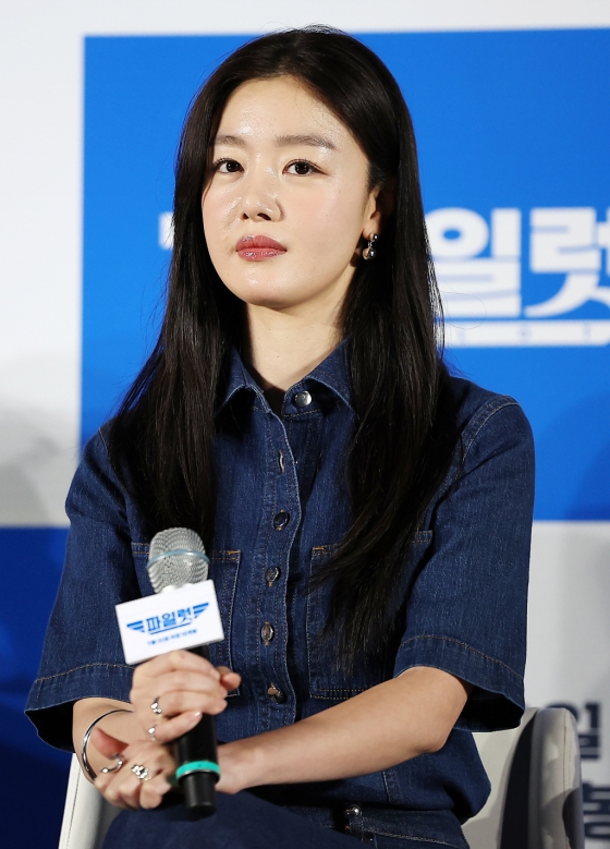 (서울=뉴스1) 김진환 기자 = 배우 한선화가 26일 오전 서울 광진구 롯데시네마 건대입구에서 열린 영화 ‘파일럿’ 제작보고회에 참석해 객석을 응시하고 있다.   영화 ‘파일럿’은 스타 파일럿에서 하루아침에 실직자가 된 한정우(조정석 분)가 파격 변신 이후 재취업에 성공하며 벌어지는 코미디물로 오는 7월 31일 개봉 예정이다. 2024.6.26/뉴스1  Copyright (C) 뉴스1. All rights reserved. 무단 전재 및 재배포,  AI학습 이용 금지. /사진=(서울=뉴스1) 김진환 기자