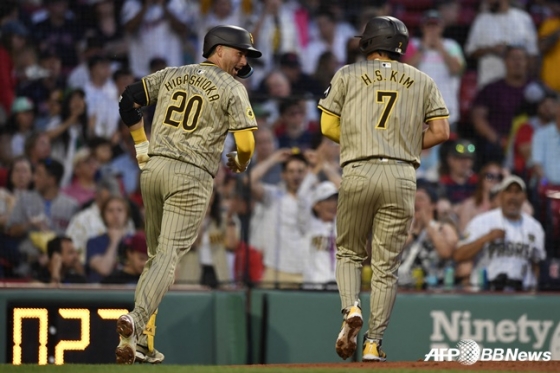 샌디에이고 김하성(오른쪽)이 29일 보스턴 레드삭스전 5회초 득점한 뒤 카일 히가시오카와 함께 기뻐하고 있다. /AFPBBNews=뉴스1