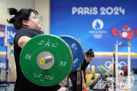 2024 파리하계올림픽을 한 달 앞둔 지난 26일 오후 충북 진천군 광혜원면 선수촌로 진천국가대표선수촌 역도 국가대표팀 훈련장에서 박혜정이 구슬땀을 흘리며 훈련을 하고 있다. /사진=뉴스1 