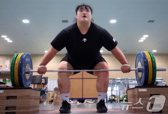 2024 파리하계올림픽을 한 달 앞둔 지난 26일 오후 충북 진천군 광혜원면 선수촌로 진천국가대표선수촌 역도 국가대표팀 훈련장에서 박혜정이 구슬땀을 흘리며 훈련을 하고 있다. /사진=뉴스1 