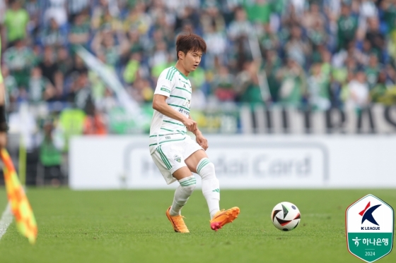 패스를 시도하는 김진수의 모습. /사진=한국프로축구연맹 제공 