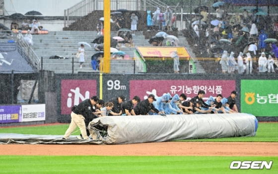 29일 수원 삼성-KT전이 비로 인해 중단되고 있는 모습.