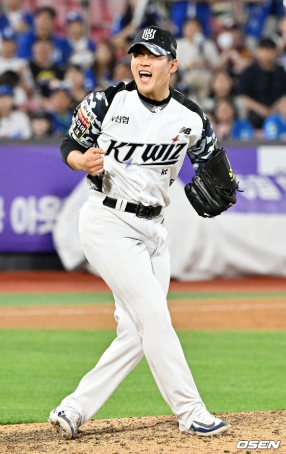 KT 박영현이 30일 수원 더블헤더 2차전에서 9회초 경기를 승리로 마무리 지은 뒤 포효하고 있다. 
