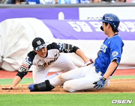 삼성 구자욱(오른쪽)이 30일 수원 KT전에서 6회초 2사 후 2루타를 친 뒤 3루로 가다가 태그 아웃되고 있다. 