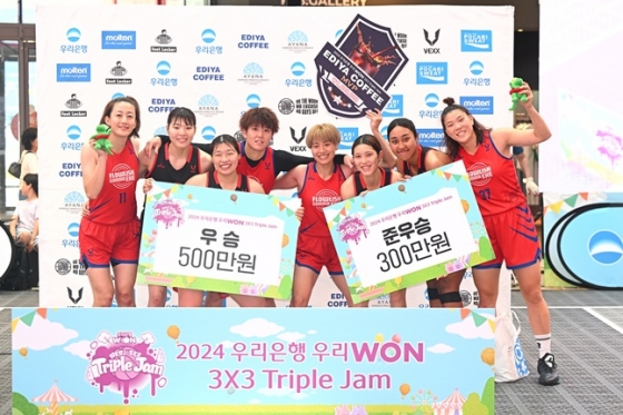 30일 경기도 고양시 스타필드 고양에서 열린 2024 우리은행 우리WON 3x3 트리플잼 결승전에서 우승한 플로우리시 군마와 토요타 안텔롭스가 기념촬영을 하고 있다. /사진=WKBL 제공 