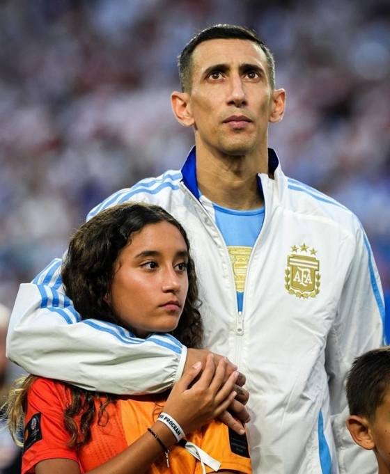 함께 경기장에 입장한 앙헬 디마리아(오른쪽)와 그의 딸 미아. /사진=앙헬 디마리아 SNS
