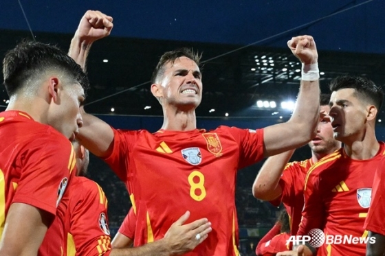 파비안 루이스(가운데)가 1일(한국시간) 독일 쾰른의 라인에네르기슈타디온에서 열린 스페인 대 조지아의 유로 2024 16강전 승리 후 기뻐하고 있다. /AFPBBNews=뉴스1