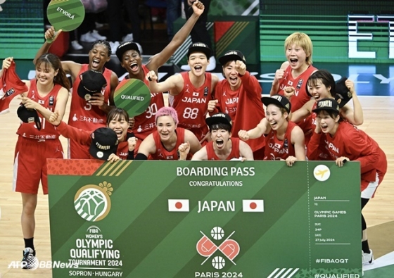 일본 여자 농구 대표팀 선수들이 지난 2월 파리올림픽 본선 티켓을 따낸 뒤 기뻐하고 있다. /AFPBBNews=뉴스1