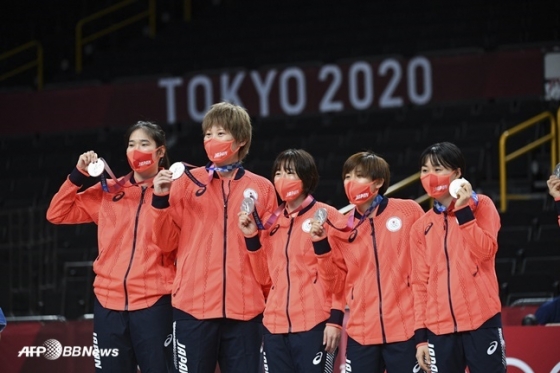 2020 도쿄 올림픽에서 은메달을 획득한 일본 여자 농구 대표팀 선수들.   /AFPBBNews=뉴스1