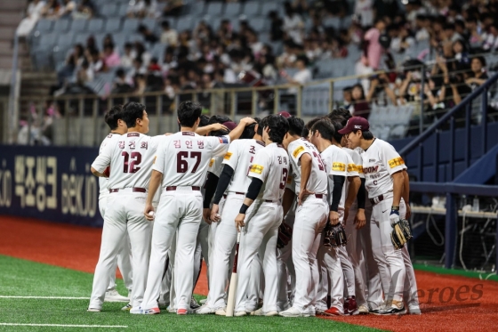 키움 히어로즈 선수들이 3일 고척 LG전을 앞두고 각오를 다지고 있다. /사진=키움 히어로즈 제공