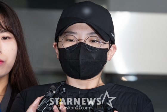 (서울=뉴스1) 유승관 기자 = &#039;재벌 3세&#039;를 사칭하며 사기 행각을 벌인 혐의로 구속된 전청조씨(27)가 10일 서울 송파경찰서에서 검찰로 송치되고 있다.  서울송파경찰서는 전 펜싱 국가대표 남현희와 결혼을 발표한 후 특정경제범죄가중처벌법상 사기 혐의로 구속된 전씨를 서울동부지검에 송치했다. 2023.11.10/뉴스1  Copyright (C) 뉴스1. All rights reserved. 무단 전재 및 재배포,  AI학습 이용 금지. /사진=(서울=뉴스1) 유승관 기자