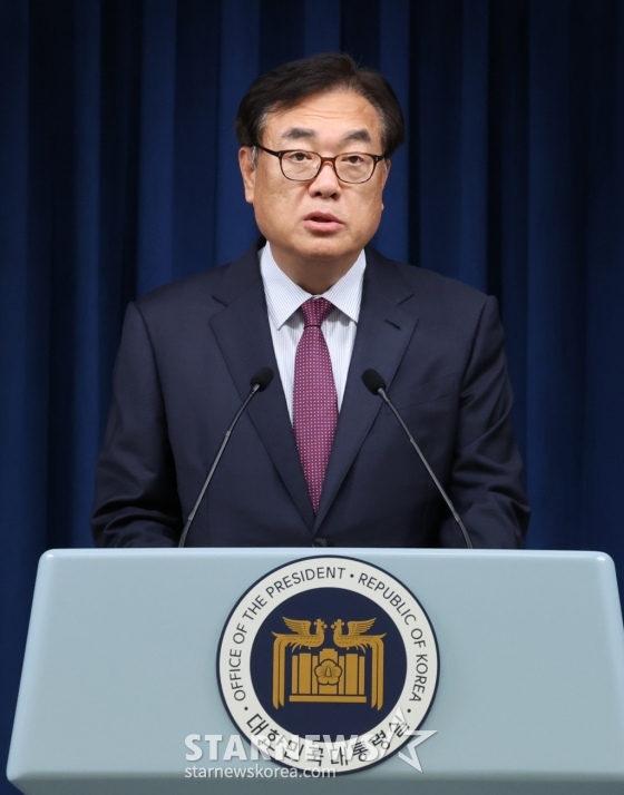 [서울=뉴시스] 조수정 기자 = 정진석 대통령 비서실장이 4일 서울 용산 대통령실 청사에서 윤석열 대통령의 정무직 인선 브리핑을 하고 있다. 2024.07.04. chocrystal@newsis.com /사진=조수정