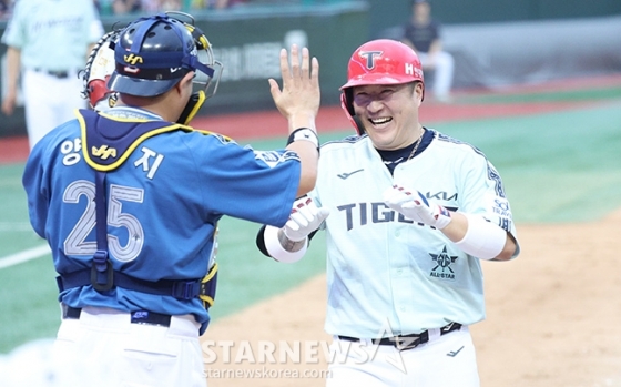 '2024 신한 SOL Bank KBO 올스타전'이 6일 오후 인천 SSG랜더스필드에서 열렸다.  나눔팀 최형우가 2회초 1점 홈런을 날린 후 드림팀 포수 양의지의 환영을 받으며 홈인하고 있다. /사진=김진경 대기자