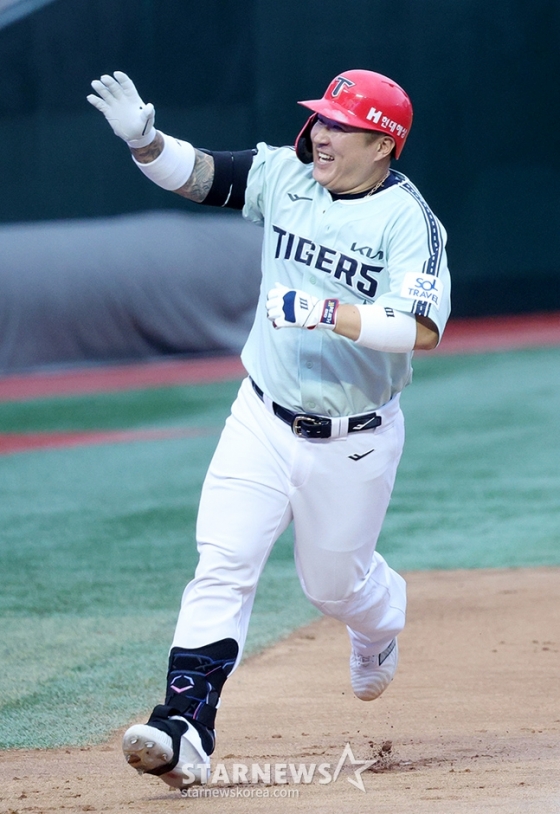 '2024 신한 SOL Bank KBO 올스타전'이 6일 오후 인천 SSG랜더스필드에서 열렸다.  나눔팀 최형우가 2회초 1점 홈런을 날린 후 홈인하고 있다. /사진=김진경 대기자