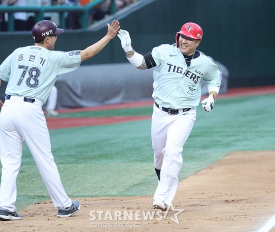 '2024 신한 SOL Bank KBO 올스타전'이 6일 오후 인천 SSG랜더스필드에서 열렸다.  나눔팀 최형우(오른쪽)가 2회초 1점 홈런을 날린 후 홍원기 감독의 환영을 받으며 홈인하고 있다. /사진=김진경 대기자