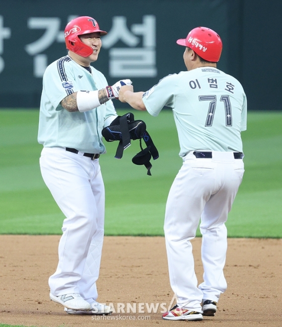 &#039;2024 신한 SOL Bank KBO 올스타전&#039;이 6일 오후 인천 SSG랜더스필드에서 열렸다.  나눔팀 최형우가 3회초 2루타를 날린 후 이범호 감독의 축하를 받고 있다. /사진=김진경 대기자