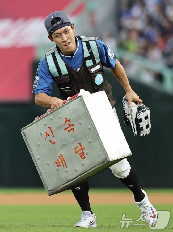 6일 오후 인천시 미추홀구 문학동 SSG랜더스필드에서 열린 '2024 신한 SOL Bank KBO 올스타전’ 나눔 올스타와 드림 올스타의 경기, 드림팀 롯데 황성빈이 배달 퍼포먼스를 펼친 뒤 외야로 향하고 있다. /사진=뉴스1