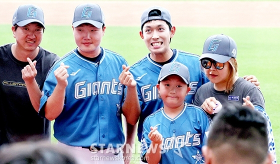 '2024 신한 SOL Bank KBO 올스타전'이 6일 오후 인천 SSG랜더스필드에서 열렸다.  황성빈(가운데 위)이 써머레이스에서 우승한 후 정보근 등 참가 선수단과 기념촬영을 하고 있다. /사진=김진경 대기자