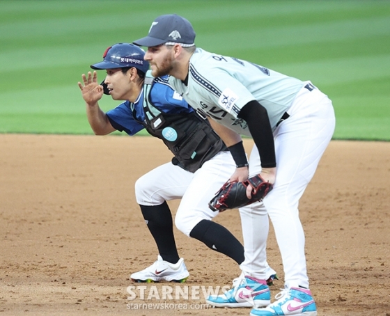 &#039;2024 신한 SOL Bank KBO 올스타전&#039;이 6일 오후 인천 SSG랜더스필드에서 열렸다.  드림팀 황성빈(왼쪽)이 내야안타로 출루한 후 도루 동작으로 상대 투수를 자극하고 있다. /사진=김진경 대기자