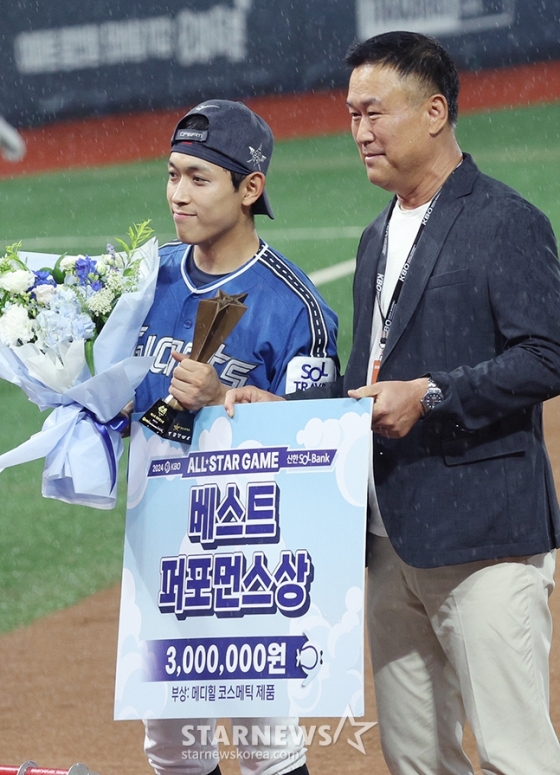 &#039;2024 신한 SOL Bank KBO 올스타전&#039;이 6일 오후 인천 SSG랜더스필드에서 열렸다.  드림팀 황성빈(왼쪽)이 베스트 퍼포먼스상을 수상한 후 포즈를 취하고 있다. /사진=김진경 대기자