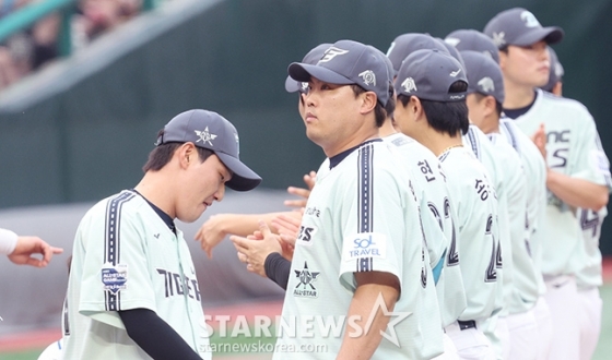  '2024 신한 SOL Bank KBO 올스타전'이 6일 오후 인천 SSG랜더스필드에서 열렸다.  한화 류현진이 개막식 행사에 참가해 관중석을 살피고 있다. /사진=김진경 대기자