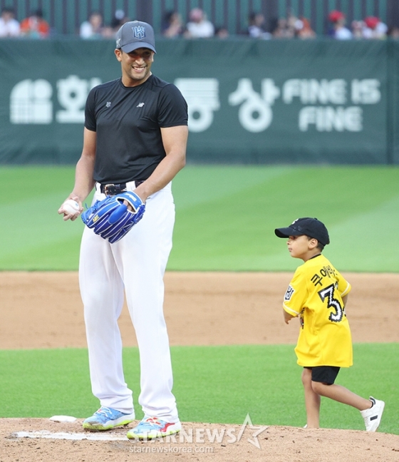 &#039;2024 신한 SOL Bank KBO 올스타전&#039;이 6일 오후 인천 SSG랜더스필드에서 열렸다.  드림팀 쿠에바스가 역투에 앞서 마운드에서 아들과 퍼포먼스를 선보이고 있다. /사진=김진경 대기자