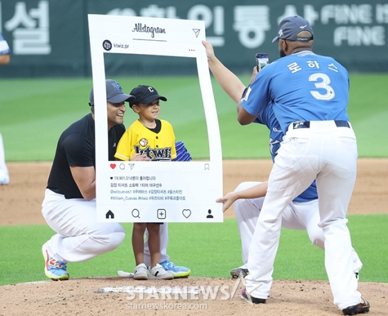 &#039;2024 신한 SOL Bank KBO 올스타전&#039;이 6일 오후 인천 SSG랜더스필드에서 열렸다.  드림팀 쿠에바스가 역투에 앞서 마운드에서 아들과 퍼포먼스를 선보이고 있다. 로하스가 도무미를 자청했다. /사진=김진경 대기자