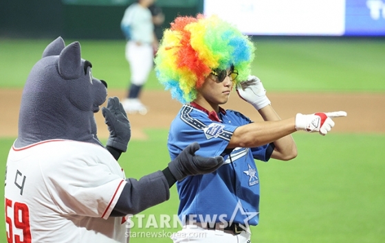 '2024 신한 SOL Bank KBO 올스타전'이 6일 오후 인천 SSG랜더스필드에서 열렸다.  드림팀 박지환(SSG)이 스페셜 복장으로 타석에 들어서고 있다. /사진=김진경 대기자