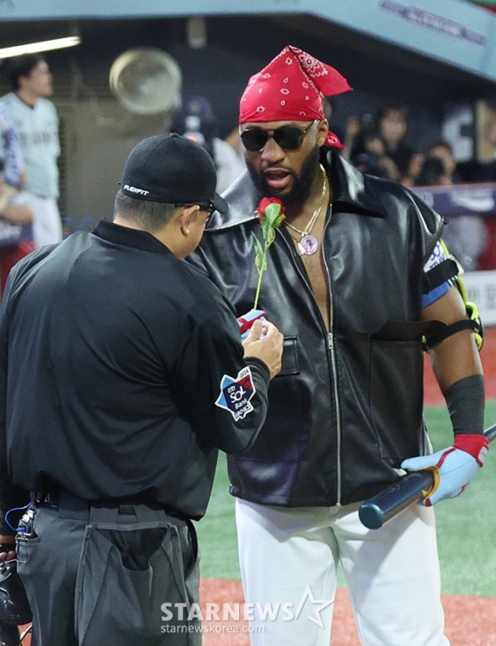  &#039;2024 신한 SOL Bank KBO 올스타전&#039;이 6일 오후 인천 SSG랜더스필드에서 열렸다.  드림팀 로하스가 스페셜 복장으로 타석에 들어서 심판에 장미를 선사하고 있다. /사진=김진경 대기자