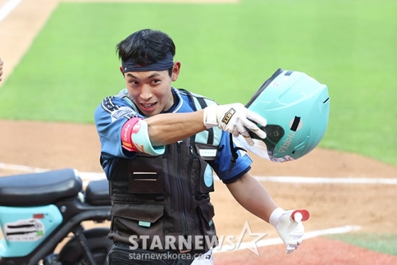 롯데 황성빈이 6일 인천 SSG 랜더스필드에서 열린 2024 KBO 올스타전에서 3회 말 배달기사 옷을 입고 그라운드에 등장했다. /사진=김진경 대기자 