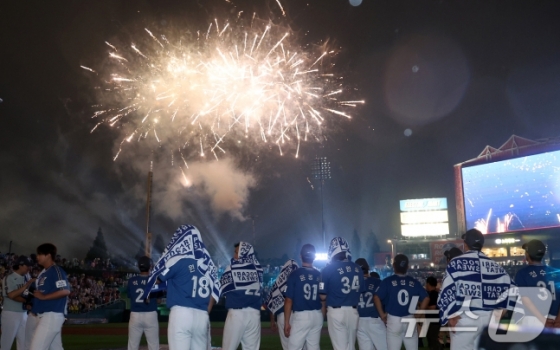 6일 오후 인천시 미추홀구 문학동 SSG랜더스필드에서 열린 '2024 신한 SOL Bank KBO 올스타전’ 나눔 올스타와 드림 올스타의 경기가 4대2로 나눔 올스타가 승리한 가운데 경기 후 화려한 불꽃놀이가 펼쳐지고 있다. /사진=뉴스1