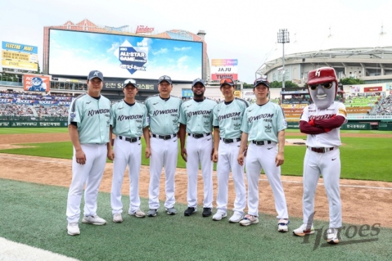 키움 조상우(맨 왼쪽)가 6일 2024 KBO 올스타전에 참여해 홍원기 감독(왼쪽에서 세 번째), 동료들과 함께 사진을 찍고 있다. /사진=키움 히어로즈 제공