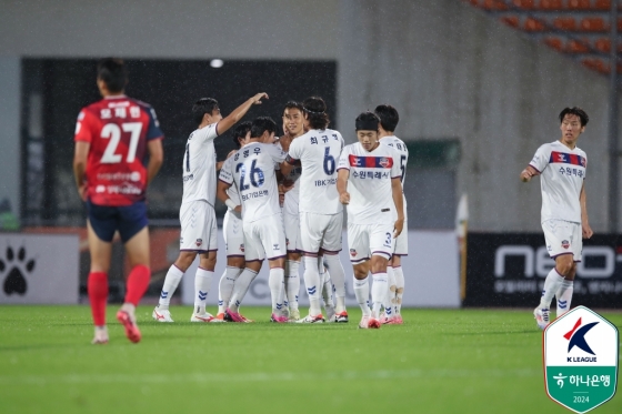 득점 후 기뻐하는 수원FC 선수들. /사진=한국프로축구연맹 제공