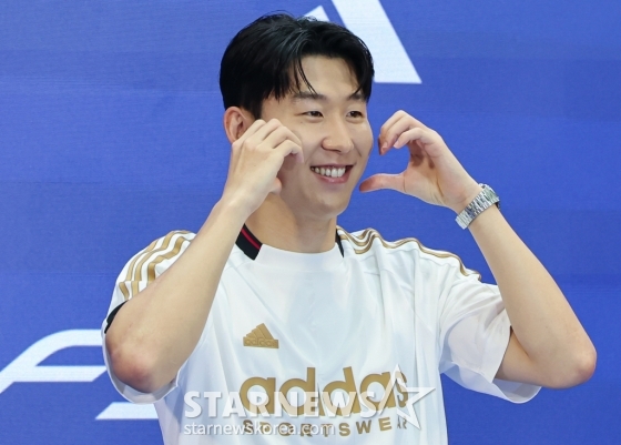 (서울=뉴스1) 김도우 기자 = 토트넘 손흥민이 6일 서울 영등포구 타임스퀘어에서 열린 아디다스 축구화 F50 발매 기념행사 &#039;오직 스피드를 위해-SON IS COMING&#039;에 참석해 포즈를 취하고 있다. 2024.7.6/뉴스1  Copyright (C) 뉴스1. All rights reserved. 무단 전재 및 재배포,  AI학습 이용 금지. /사진=(서울=뉴스1) 김도우 기자