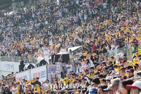 &#039;2024 신한 SOL 뱅크 KBO리그&#039; 공식 개막전인 LG-한화전이 23일 서울 잠실야구장에서 열렸다.  만원 관중이 들어찬 잠실구장은 열띤 응원전이 이어졌다. / 사진=김진경 대기자